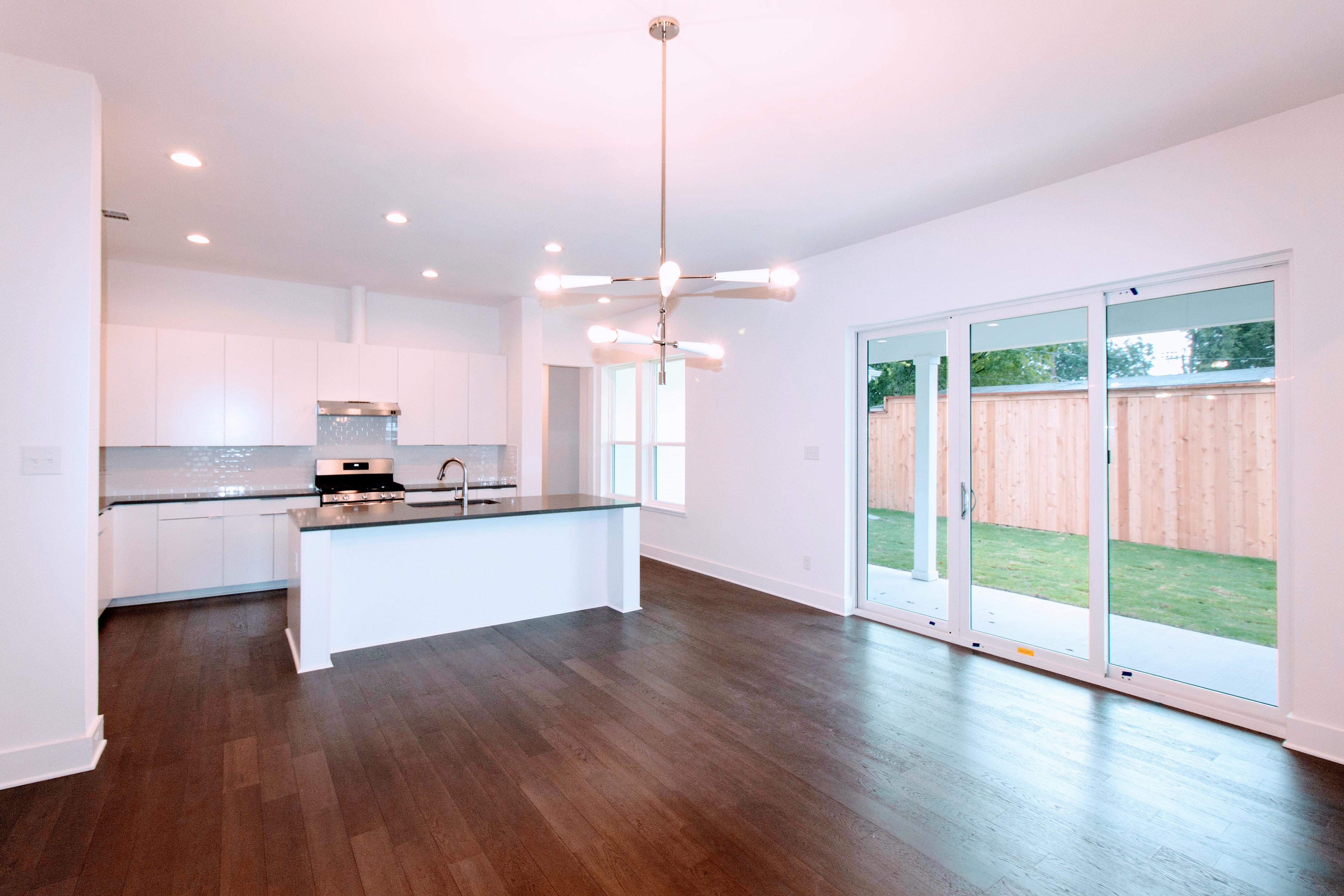 Kitchen Modern and Patio w Courtyard