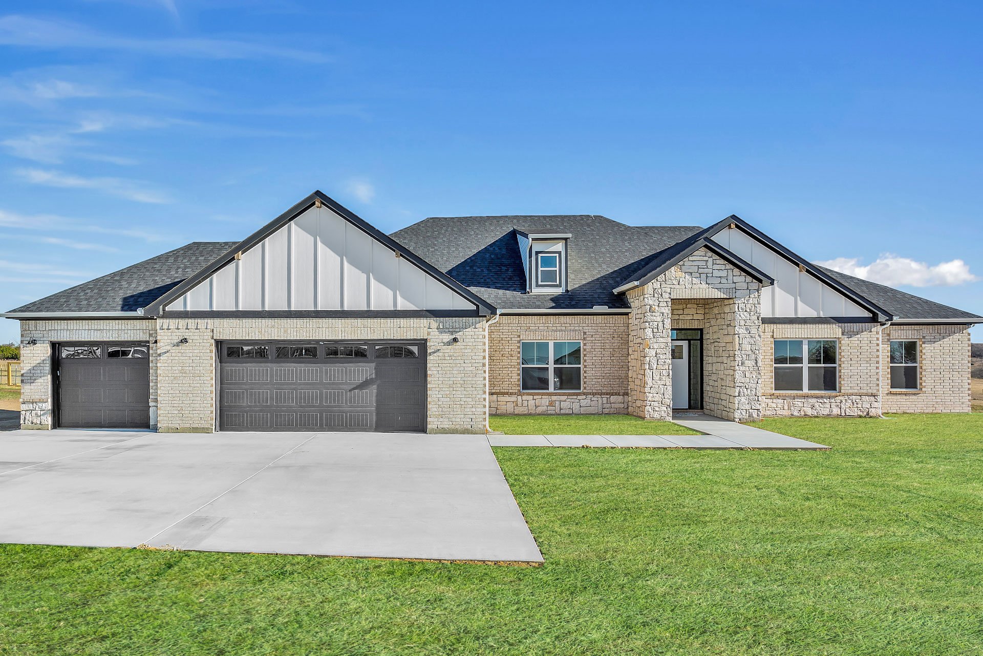 Bosque Legacy 3 Car Garage Exterior