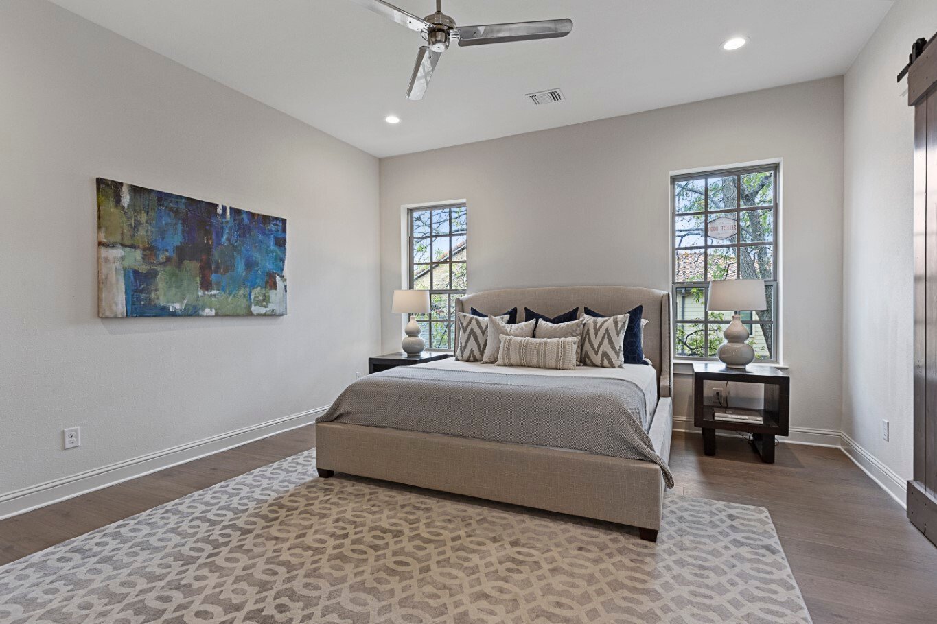 townhome primary windows and bed